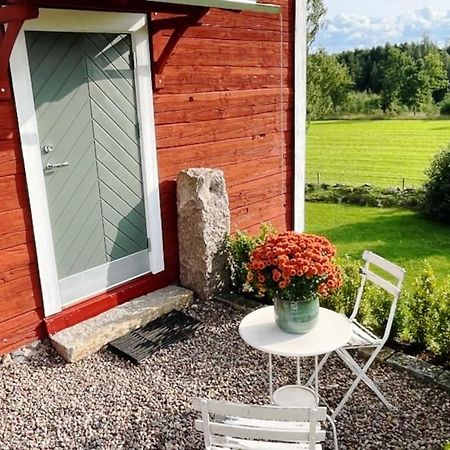Nyrenoverad Stuga Naera Naturen Linkoping Exterior photo
