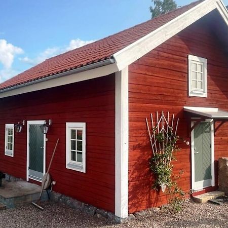 Nyrenoverad Stuga Naera Naturen Linkoping Exterior photo