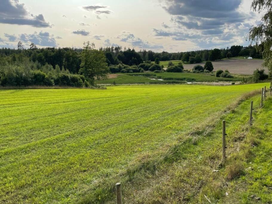 Nyrenoverad Stuga Naera Naturen Linkoping Exterior photo