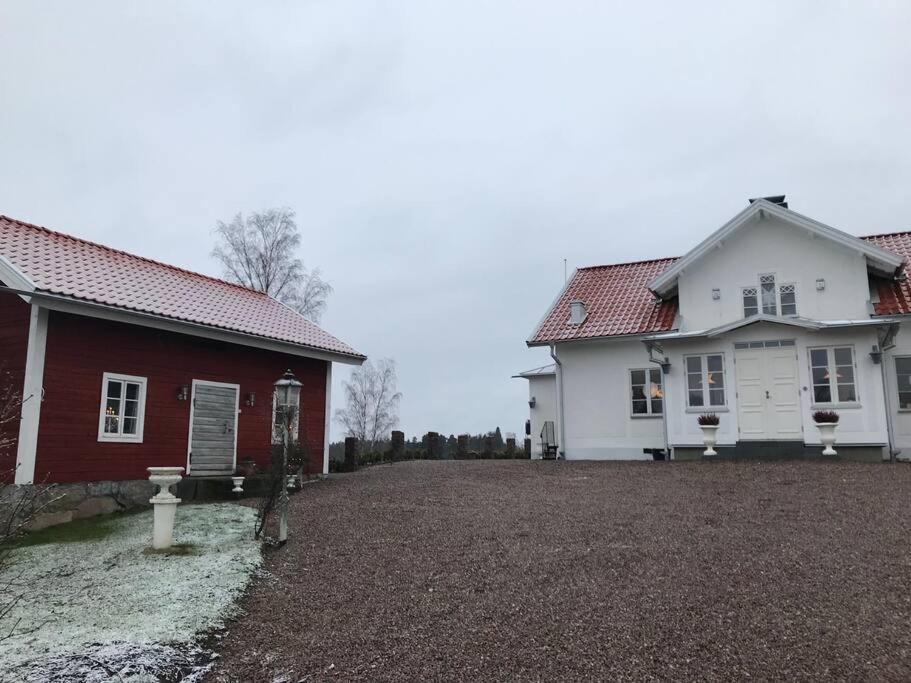 Nyrenoverad Stuga Naera Naturen Linkoping Exterior photo