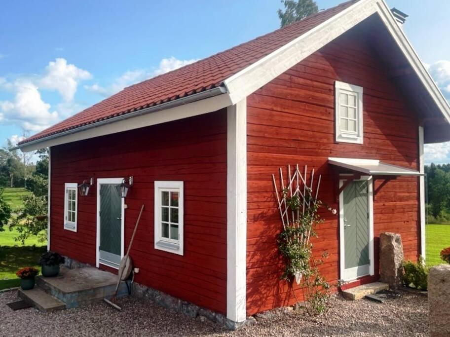 Nyrenoverad Stuga Naera Naturen Linkoping Exterior photo
